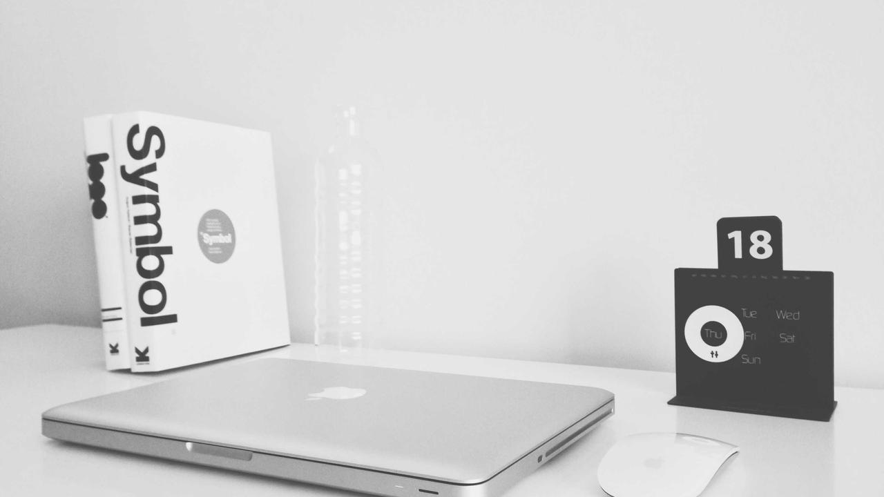Laptop auf einem Schreibtisch — Recherche und redaktionelle Aufbereitung